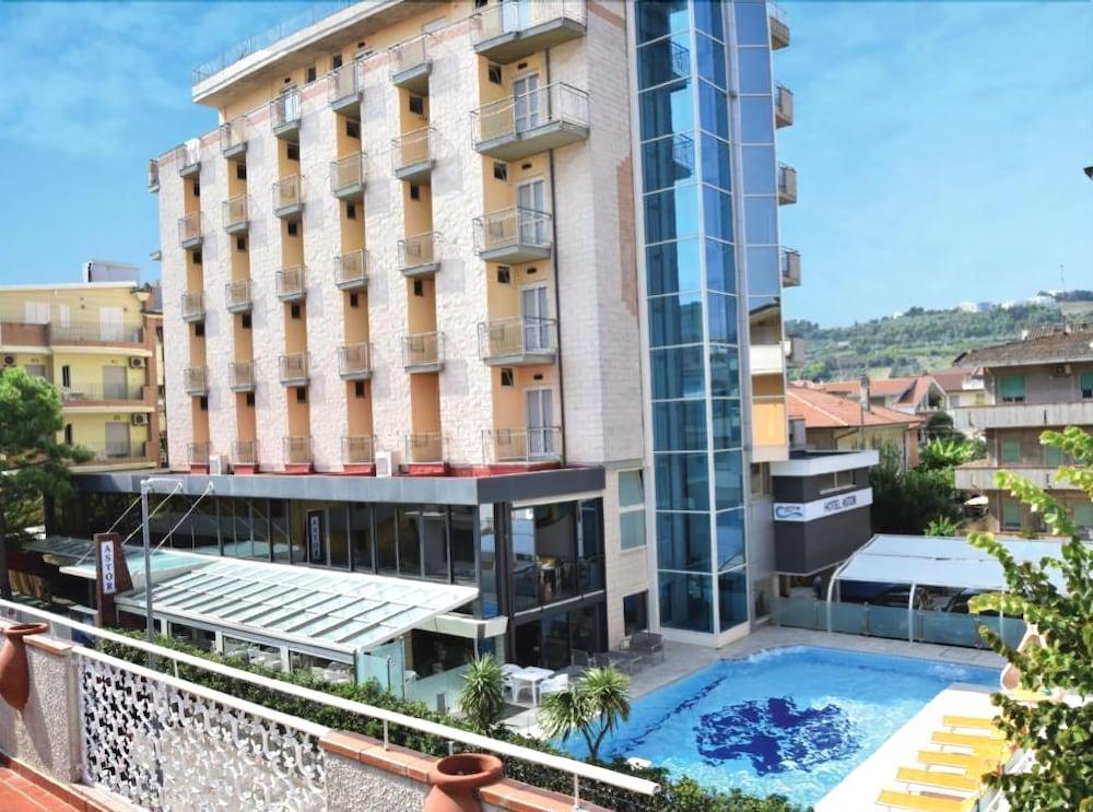 Hotel Astor Alba Adriatica Bagian luar foto