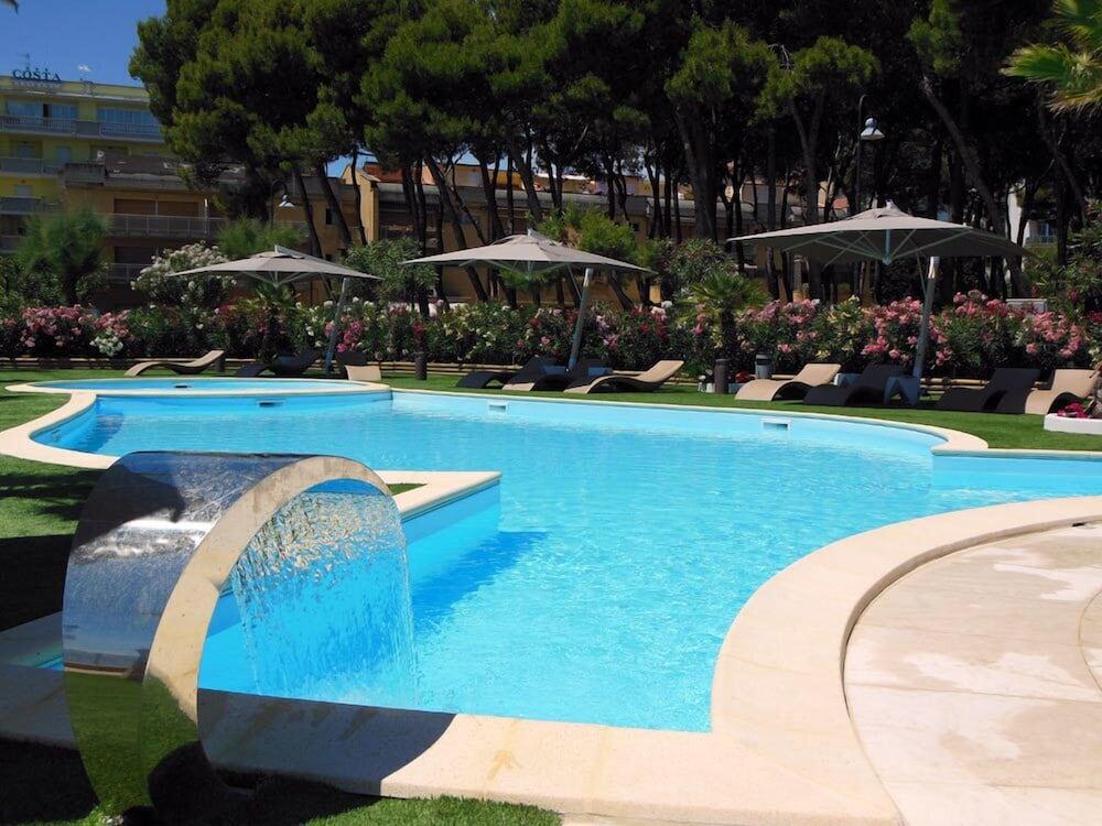 Hotel Astor Alba Adriatica Bagian luar foto