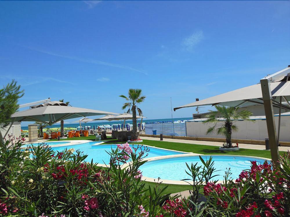 Hotel Astor Alba Adriatica Bagian luar foto