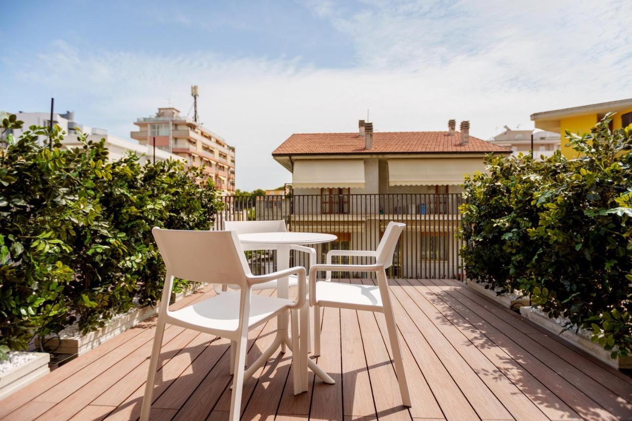 Hotel Astor Alba Adriatica Bagian luar foto