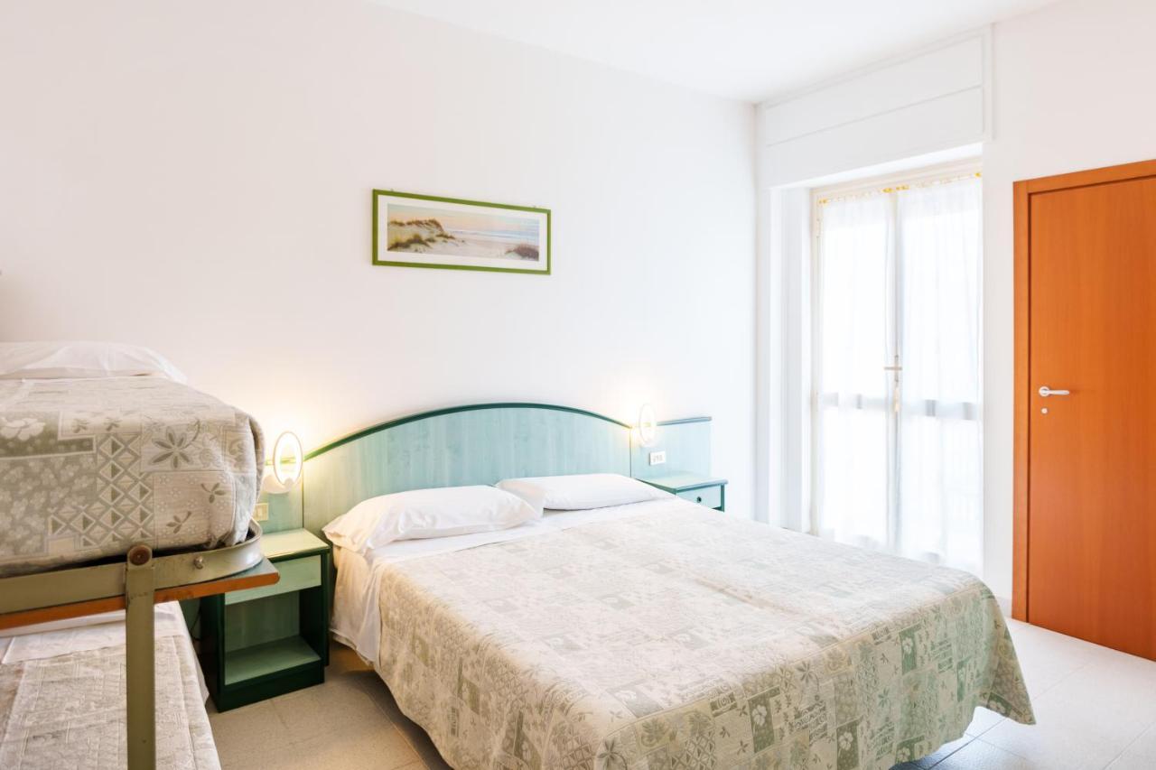 Hotel Astor Alba Adriatica Bagian luar foto