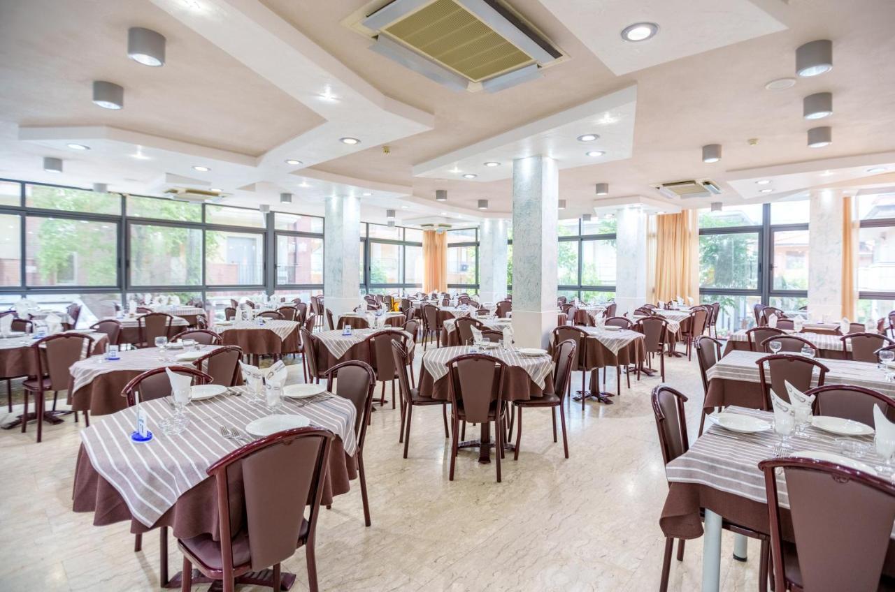 Hotel Astor Alba Adriatica Bagian luar foto