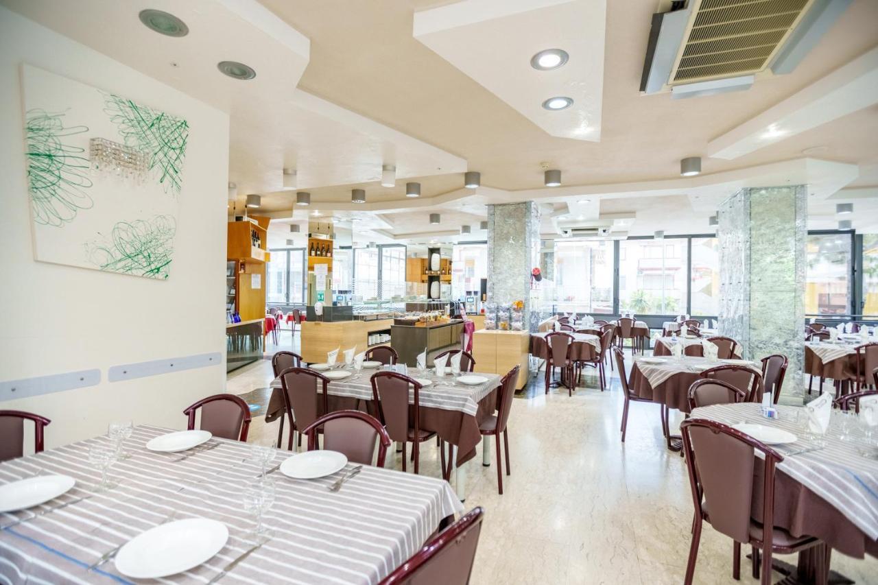 Hotel Astor Alba Adriatica Bagian luar foto