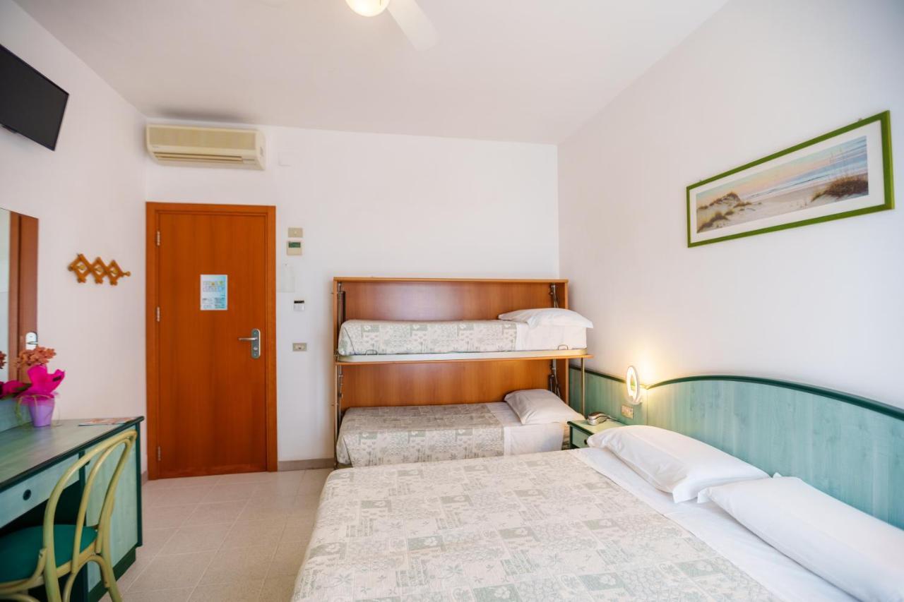 Hotel Astor Alba Adriatica Bagian luar foto