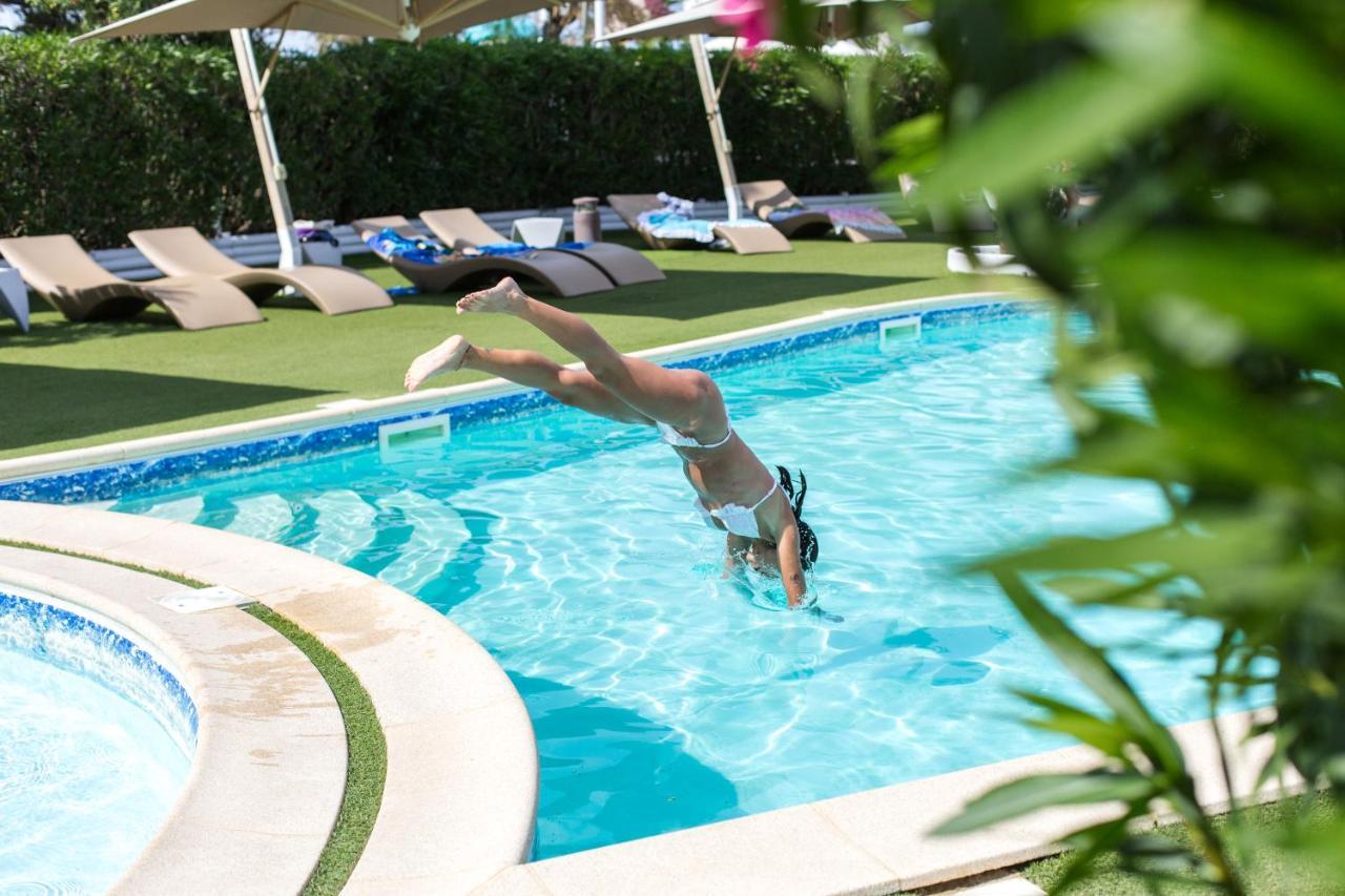 Hotel Astor Alba Adriatica Bagian luar foto