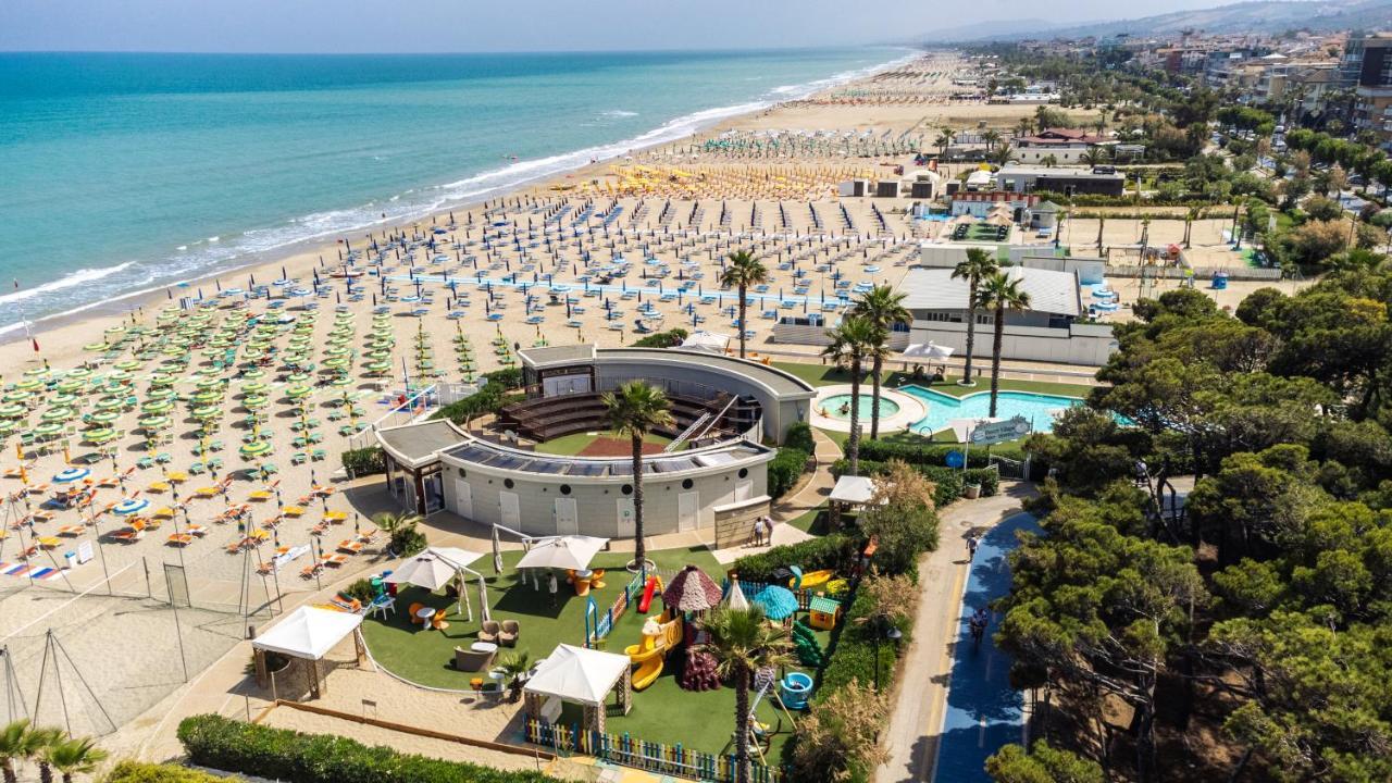 Hotel Astor Alba Adriatica Bagian luar foto