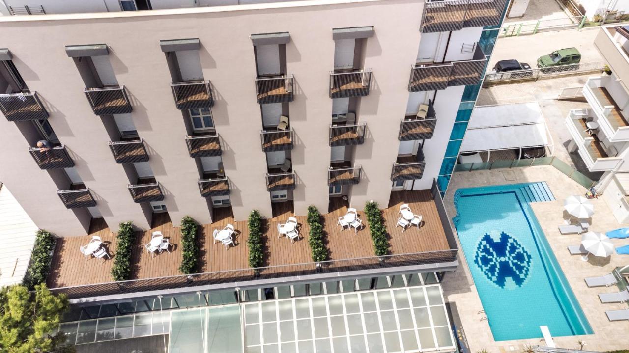 Hotel Astor Alba Adriatica Bagian luar foto