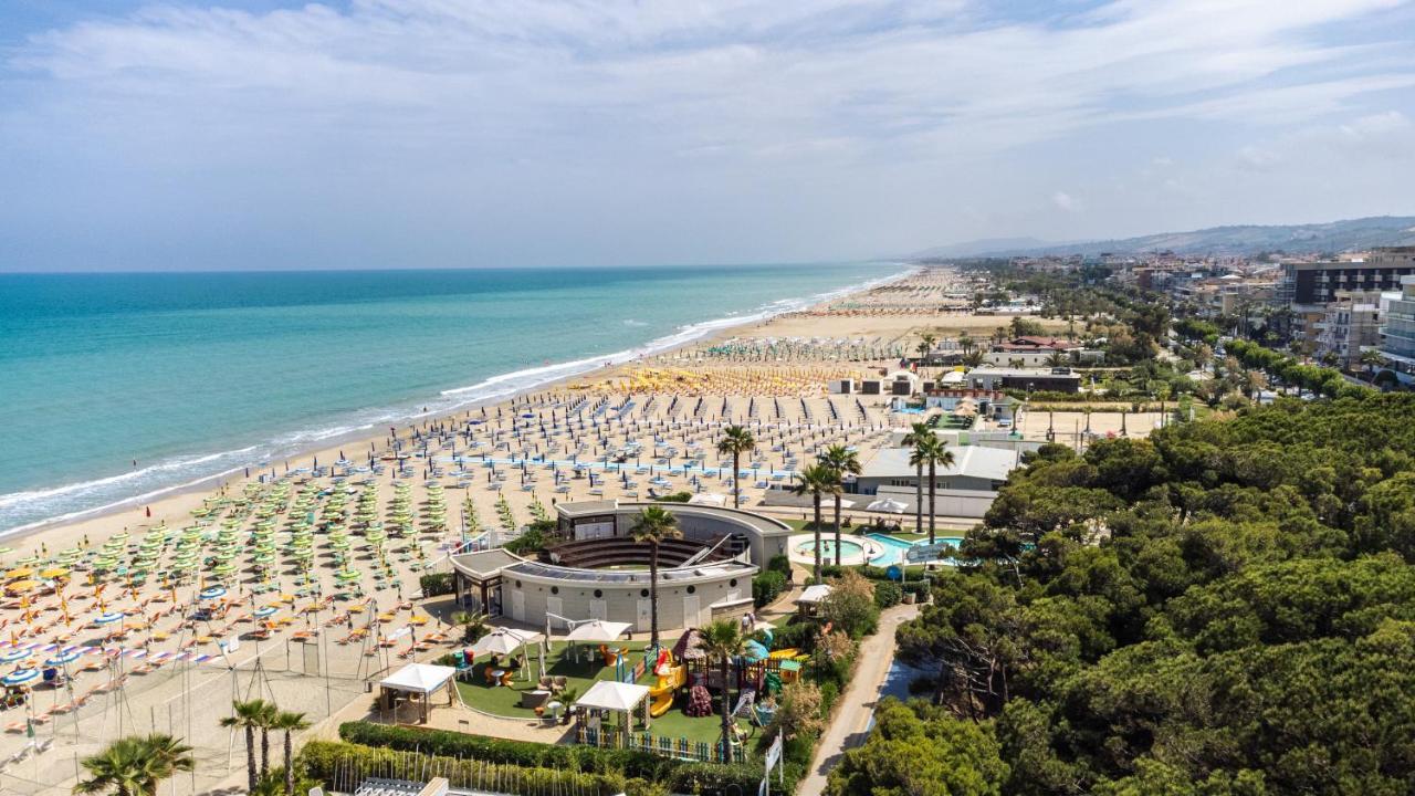 Hotel Astor Alba Adriatica Bagian luar foto