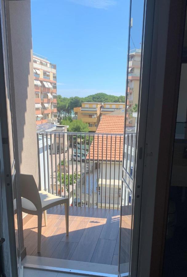 Hotel Astor Alba Adriatica Bagian luar foto