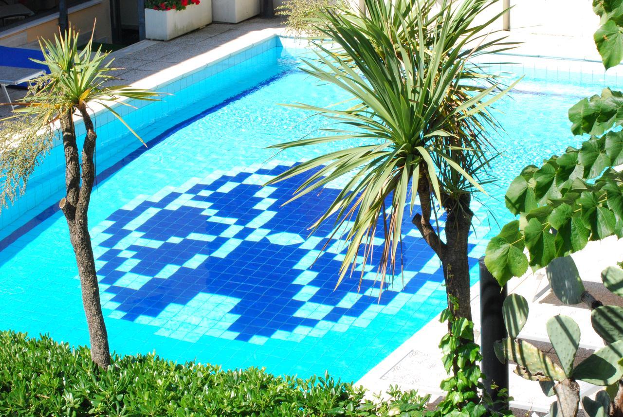 Hotel Astor Alba Adriatica Bagian luar foto