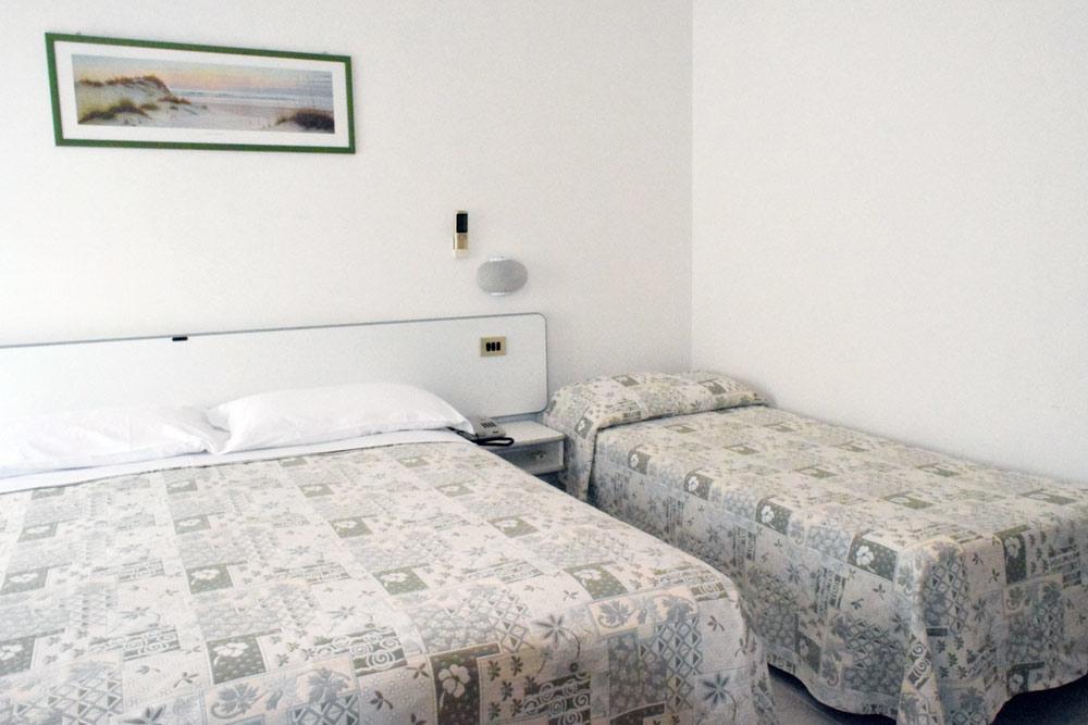 Hotel Astor Alba Adriatica Bagian luar foto