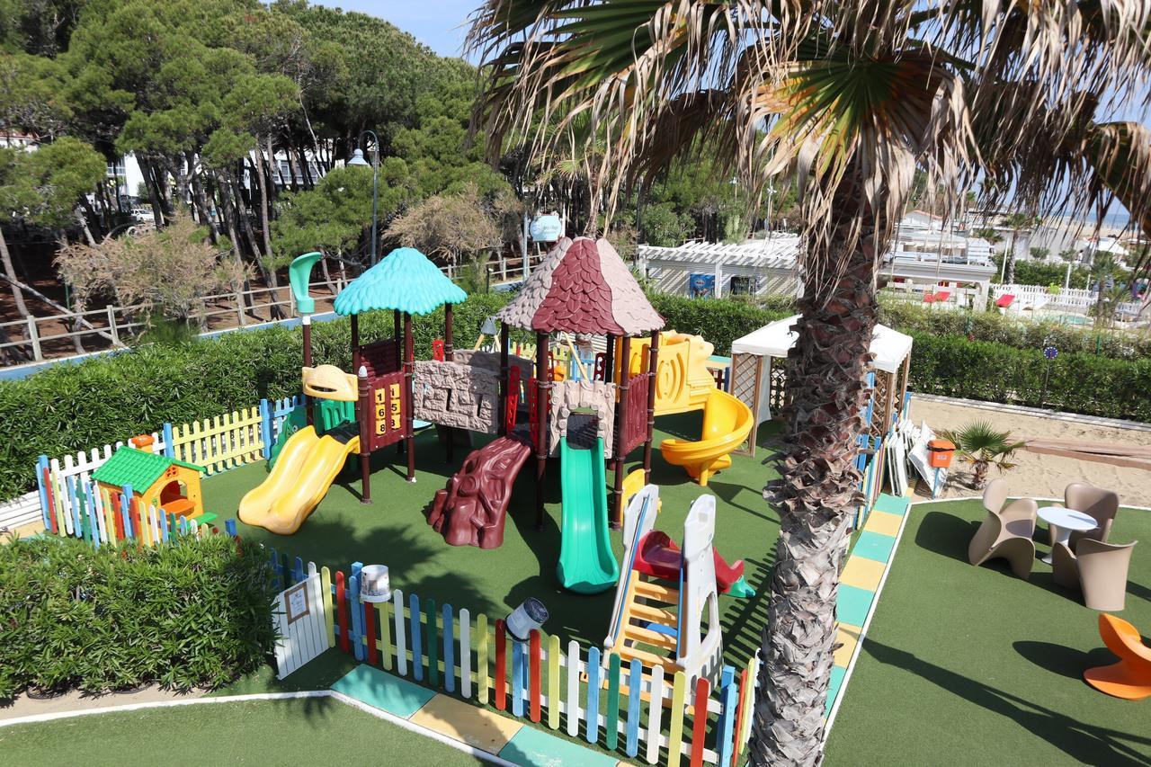 Hotel Astor Alba Adriatica Bagian luar foto