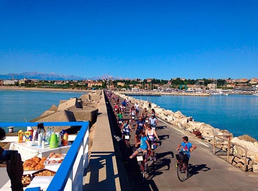 Hotel Astor Alba Adriatica Bagian luar foto