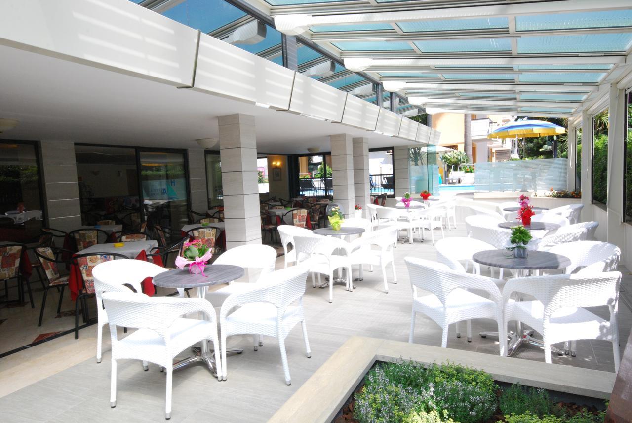 Hotel Astor Alba Adriatica Bagian luar foto