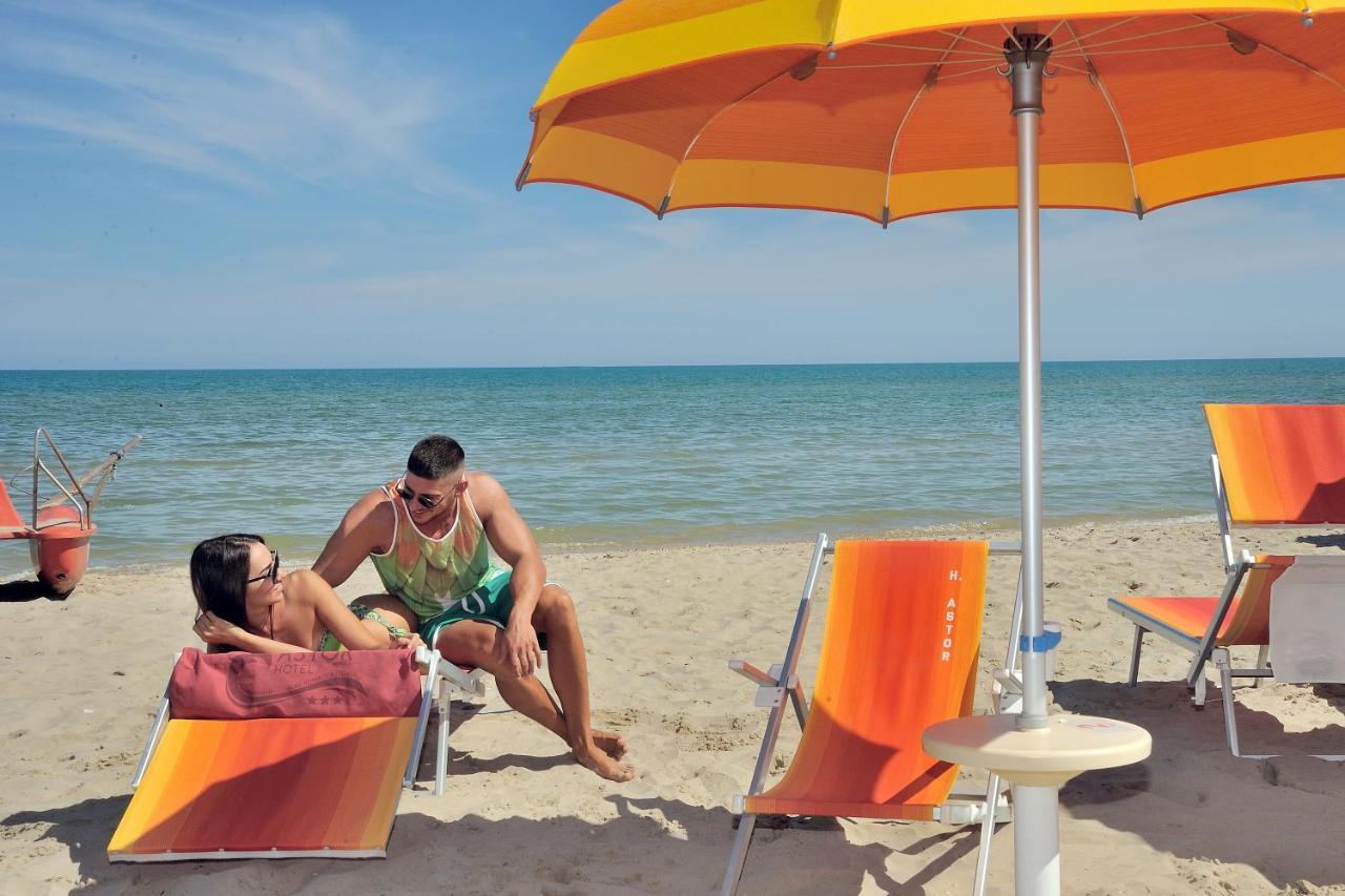 Hotel Astor Alba Adriatica Bagian luar foto