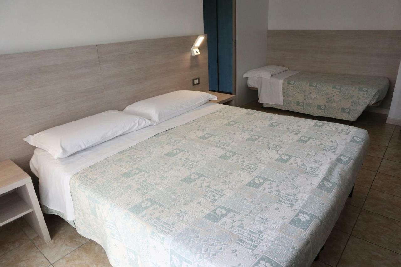 Hotel Astor Alba Adriatica Bagian luar foto