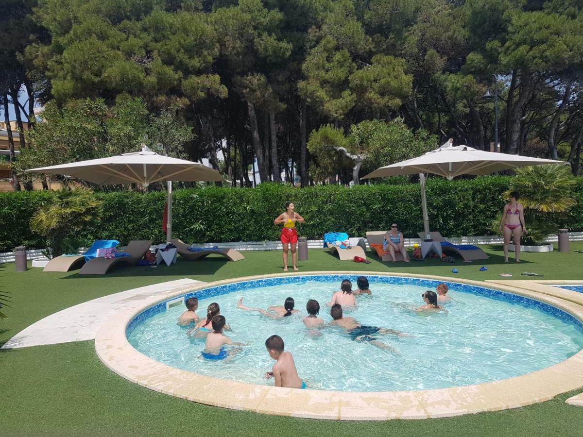 Hotel Astor Alba Adriatica Bagian luar foto